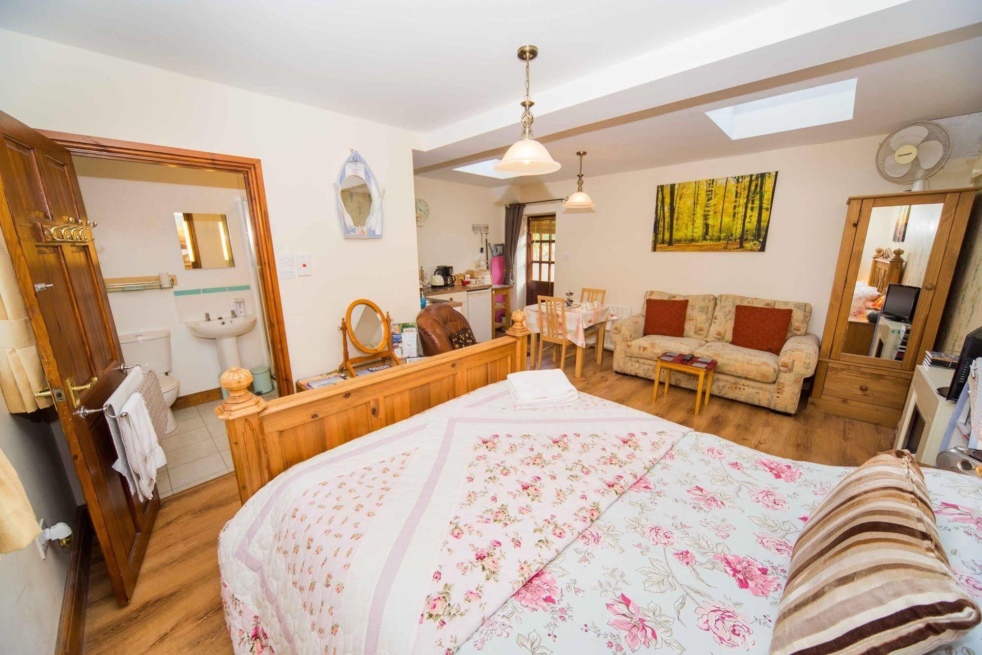 Stunning Countryside Views & Private Balcony! Cozy Room, 3 Miles To Lyme Regis - Free Parking & Wifi Axminster Bagian luar foto