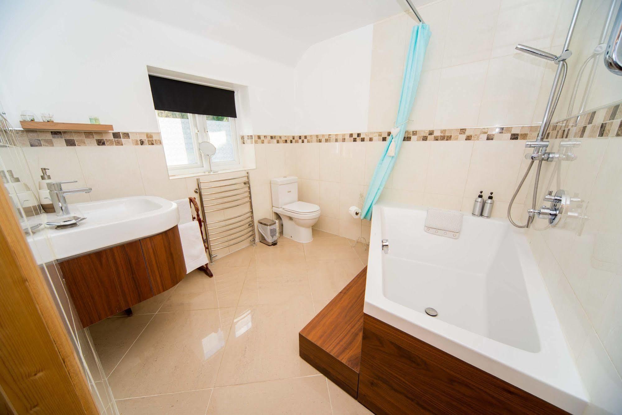 Stunning Countryside Views & Private Balcony! Cozy Room, 3 Miles To Lyme Regis - Free Parking & Wifi Axminster Bagian luar foto